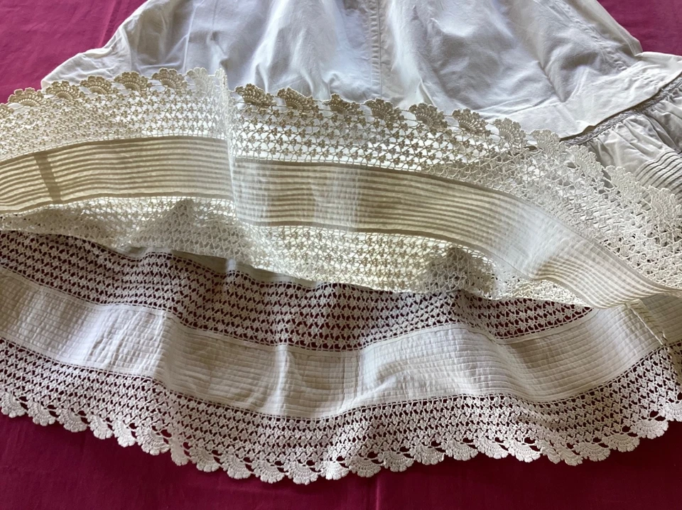 Ancien Jupon en lin et fine broderie au crochet, hauteur 61 cm - Photo 3/4