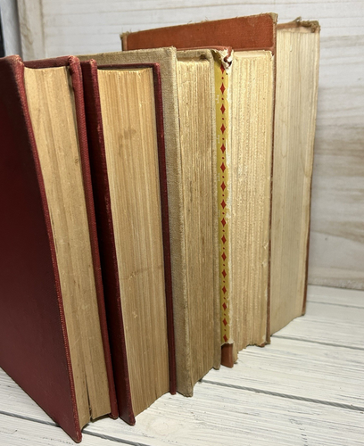 5 Vintage Old Worn book lot Red Gold Maroon Decor Shelf Prop Staging Hemmingway - Foto 4 di 20