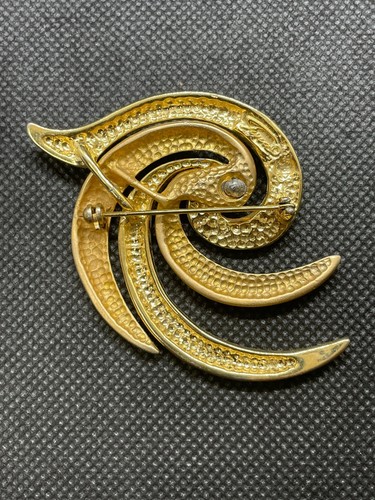 Vintage Swirl Design Gold Tone Brooch Pin - Signed TONA Hinged Tan / Gold - Picture 2 of 3