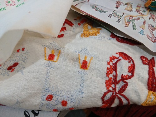 TASCHE VOLLER UNFERTIGER HANDARBEIT-KREUZSTICH-MUSTER-FÄDEN-WERKZEUGE ETC. - Bild 15 von 20