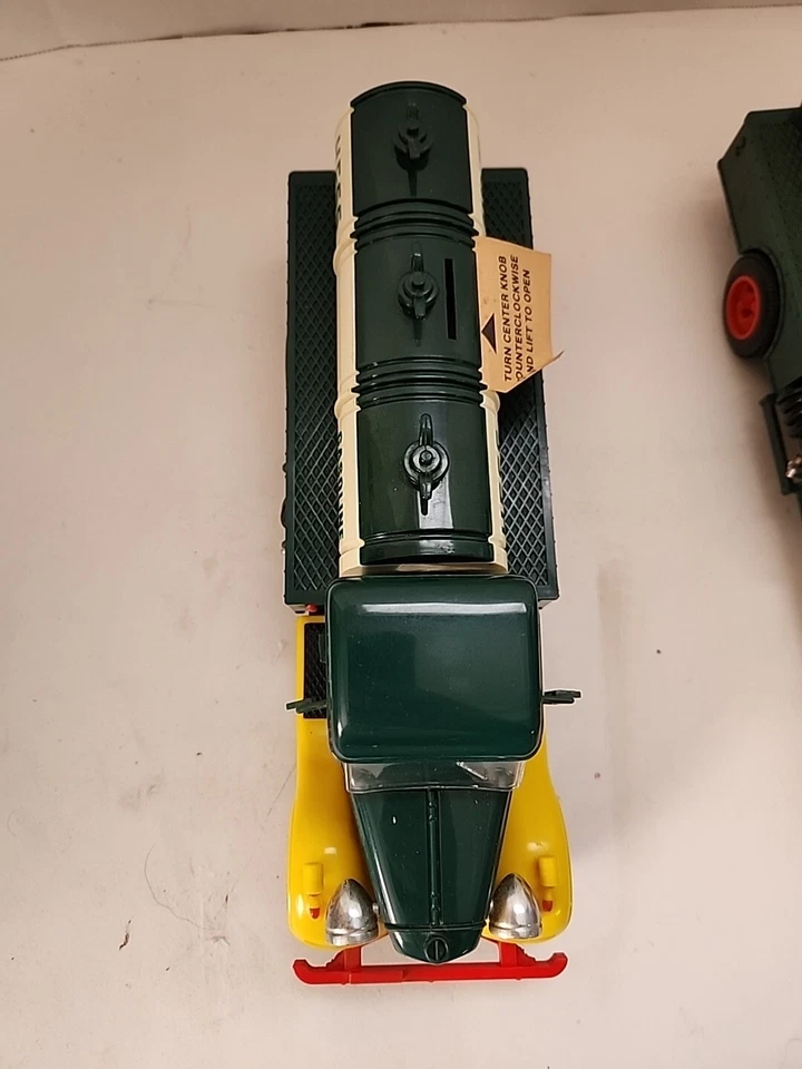 Camión cisterna de gasolina Hess 2 verde y amarillo 1980 camión vintage y camión bancario leer Foto 4 de 4