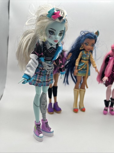 BUNDLE 5 - Monster High Dolls Assorted Figures Toy Bundle - Picture 2 of 22