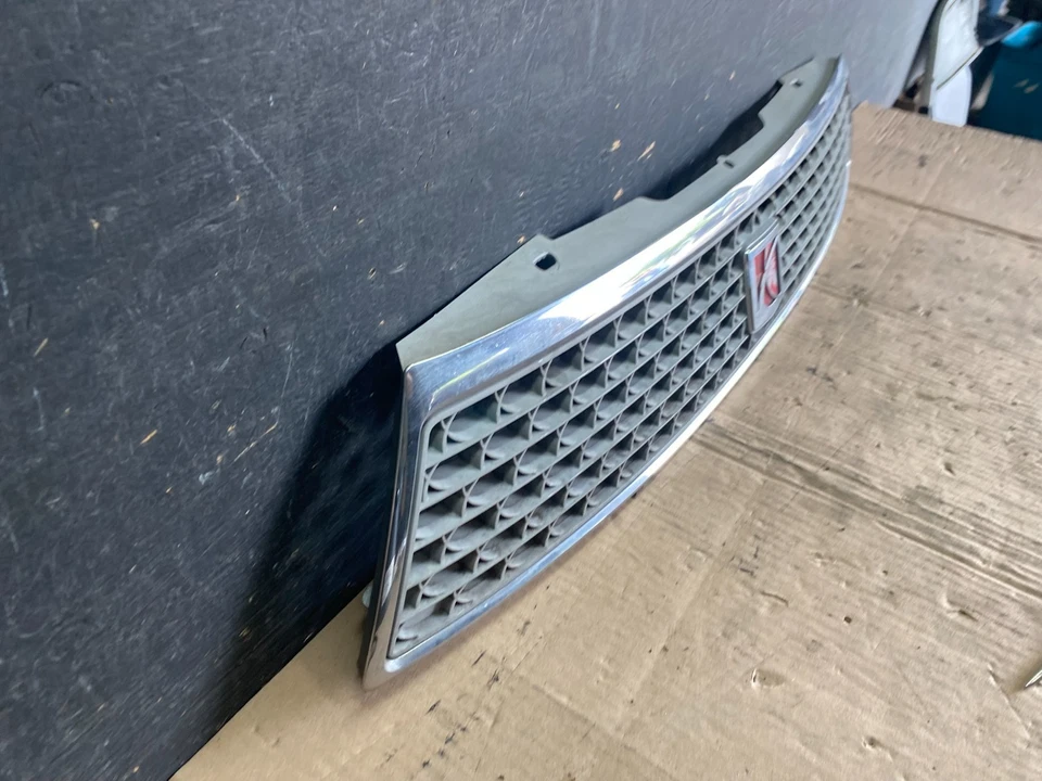 Parrilla superior delantera Saturn L L200 L300 2003 2004 2005 P8543 DG Foto 3 de 4