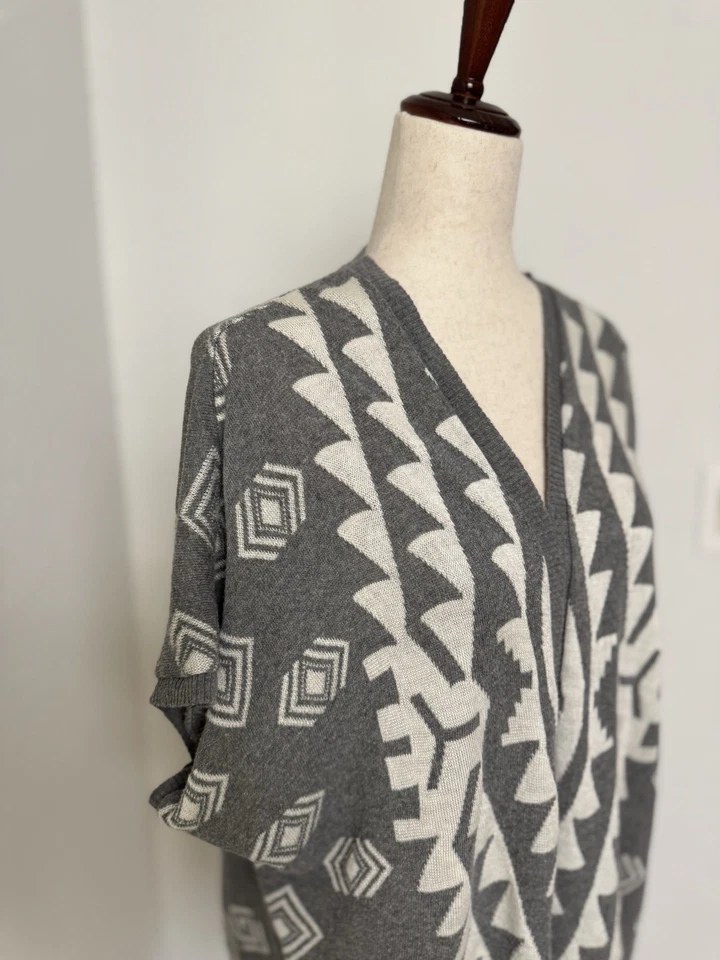 Charlotte Russe Aztex Estampado Envoltura Abierta, Talla M, Gris/Blanco Foto 2 de 4