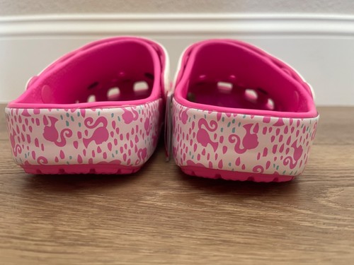 Crocs Damen Limited Edition Barbie Classic Clog - Electric Pink Neu mit Etikett Größe 7W - Bild 4 von 10