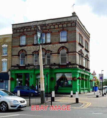 FOTO SPRINGFIELD PARK TAVERNE IN BOUNDS GREEN NORTH LONDON.
