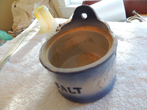 Antique Blue and White Glazed American Pottery Berries salt box with self hanger - Picture 12 of 12