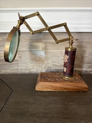 VINTAGE STYLE MAGNIFIER MAGNIFYING GLASS ON WOODEN STYLE DESK TOP STAND CARVED