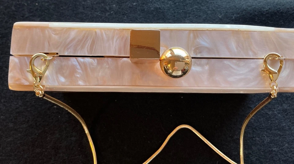 Cartera/cartera de mano vintage años 50 Pearl Lucite Box con correa de cadena de serpiente cierre magnético Foto 3 de 4