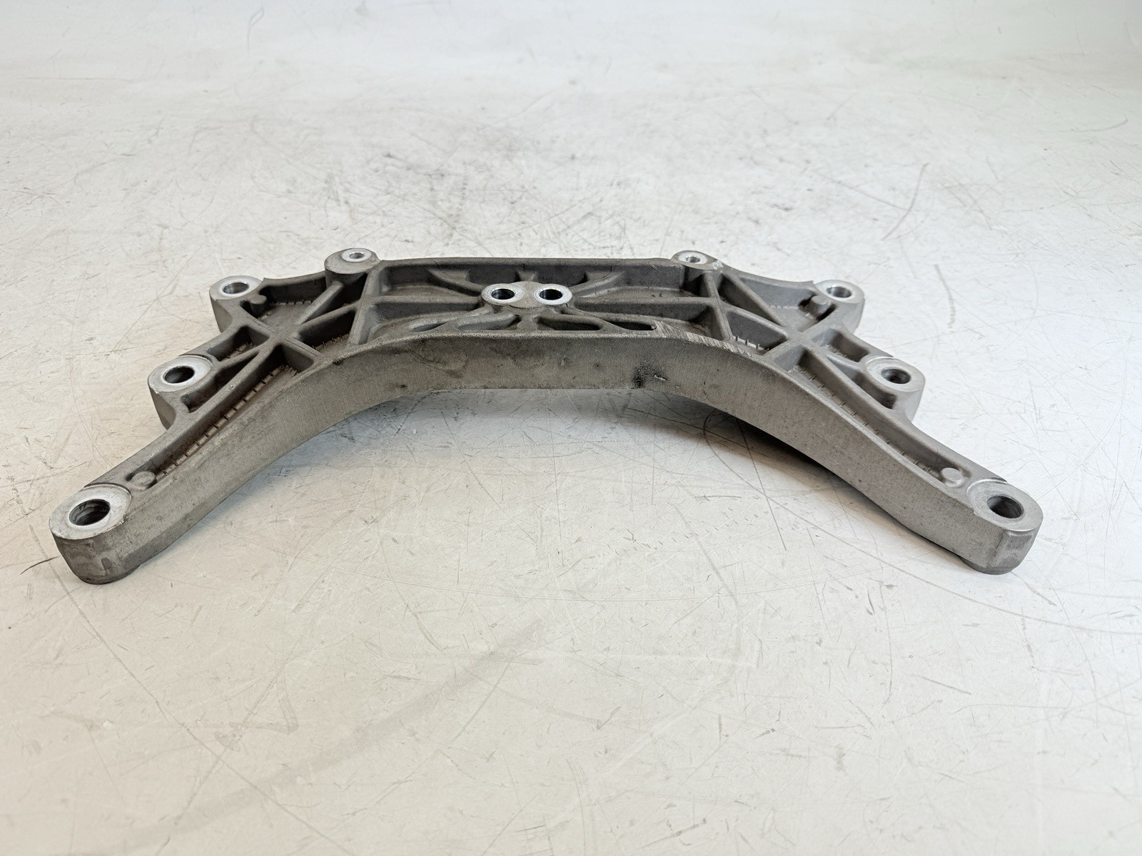 2014 - 2017 MASERATI GHIBLI AUTOMATIC TRANSMISSION MOUNT BRACKET 670003953 OEM