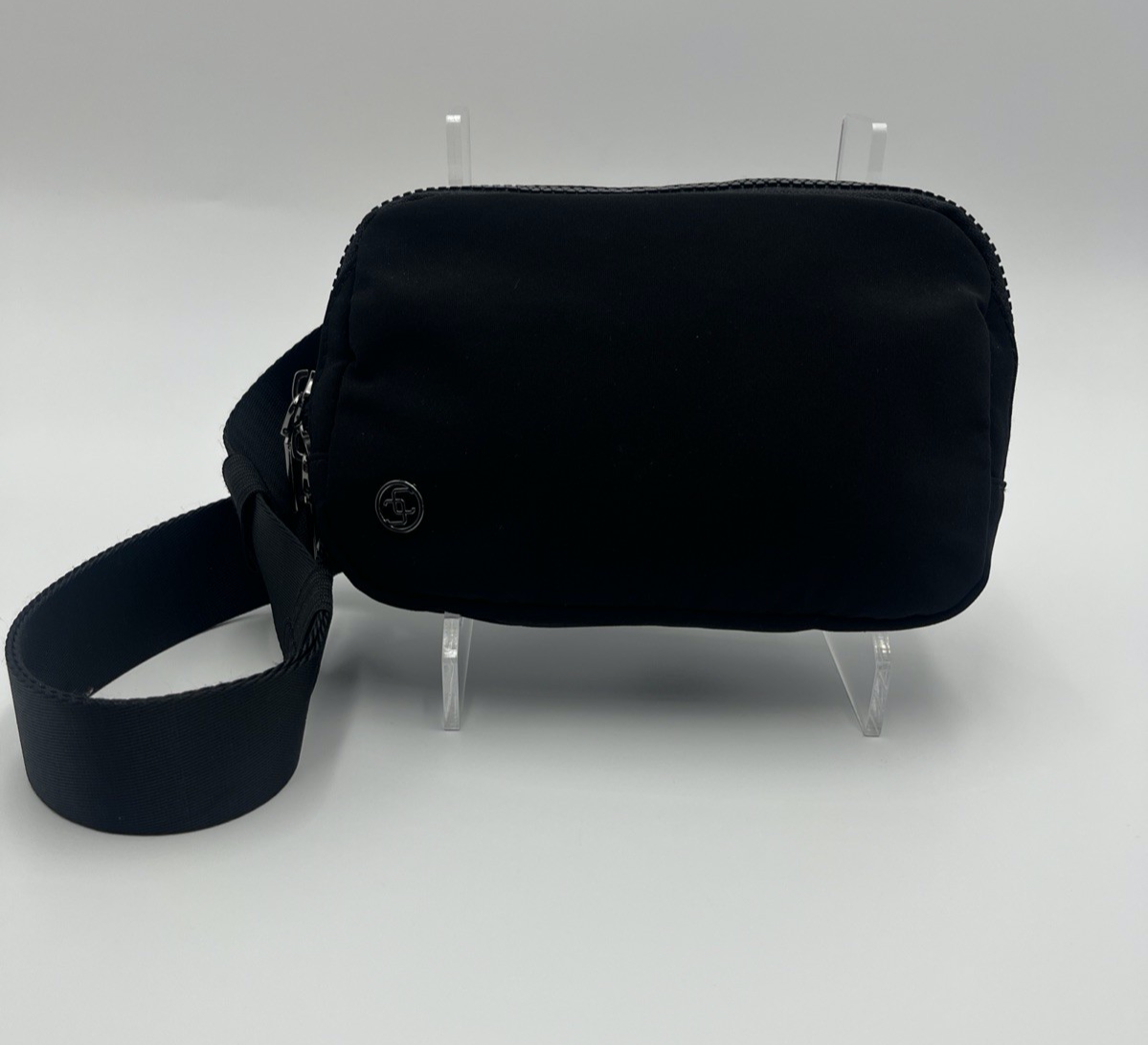 Chicos Adjustable Lightweight Crossbody Waist Belt Bag in Basic Black