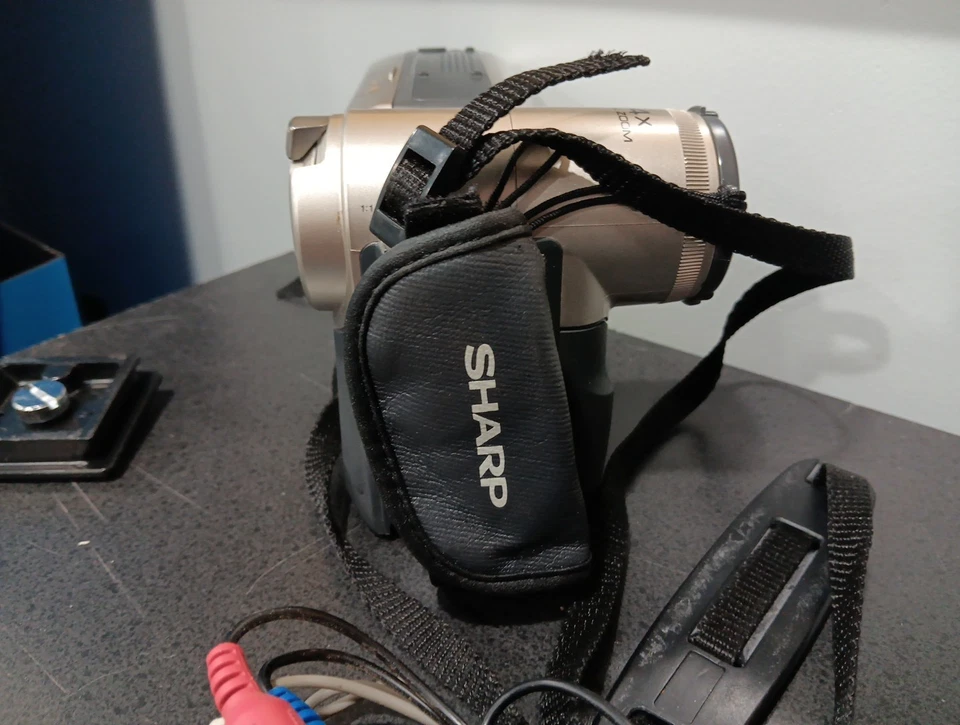 Sharp VL-E680U Camcorder WORKING W/ Charger And Direct Power - Image 3 of 4