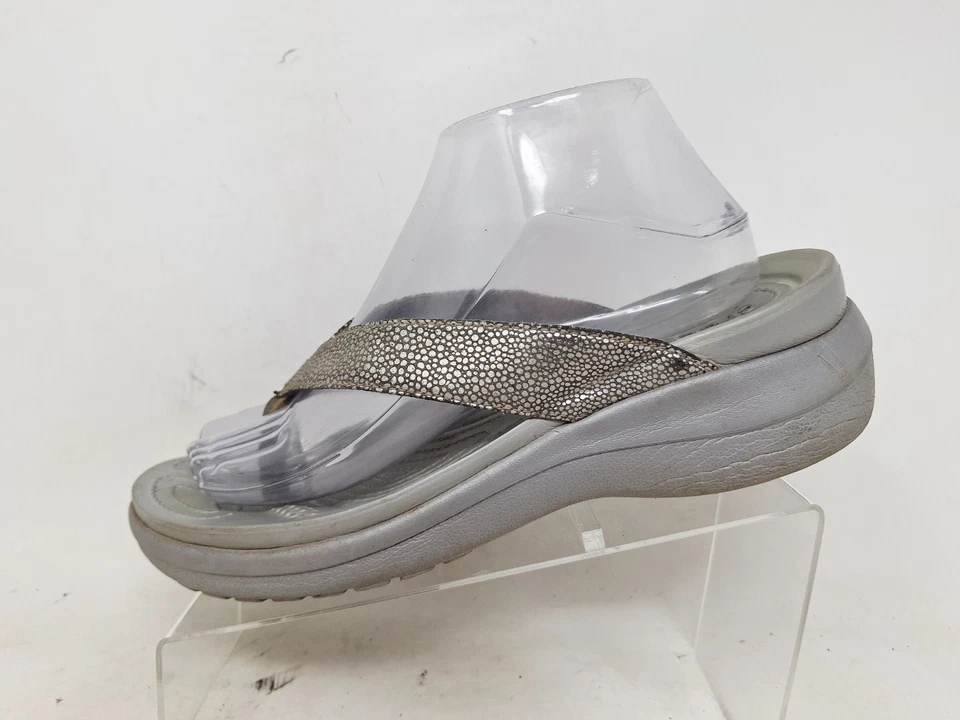 Crocs Womens Capri Wedge Dual Comfort Flip Flops Silver Thong Sandals Sz 9 - Image 2 of 4