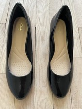 Scarpe comode Clarks Vendra Bloom nere in vernice con zeppa da donna taglia 8M