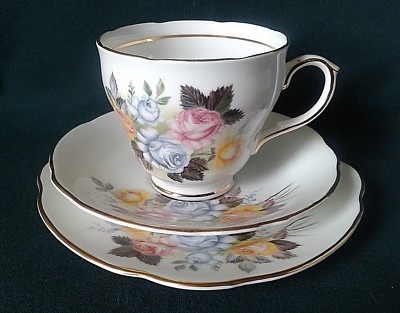 DUCHESS MOSSLEIGH TEE TRIO BONE CHINA TEETASSE UNTERTASSE UND BEILAGENTELLER ODER TEETELLER