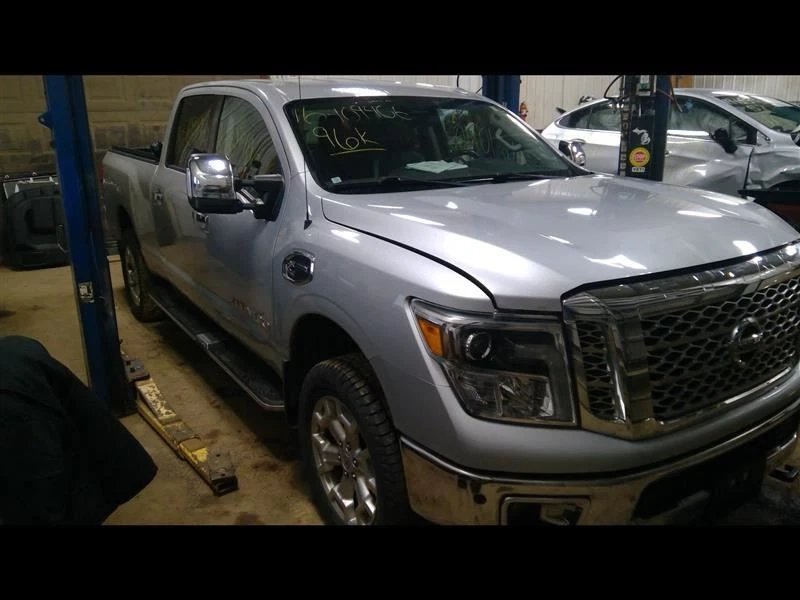 **SOLO RECOGIDA LOCAL** 16-19 Titan XD pasajero estribo derecho Foto 2 de 4