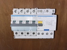 DISJONCTEUR TETRAPOLAIRE