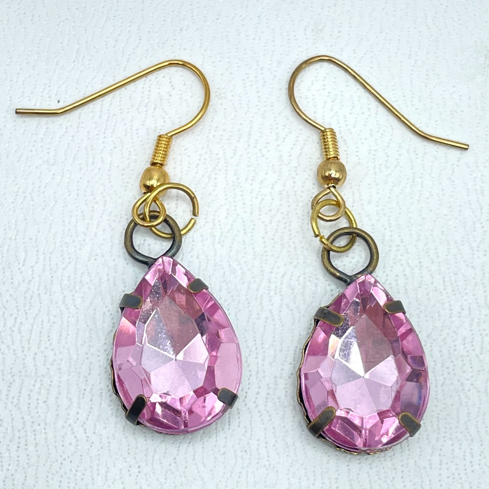 VTG Gold-Tone Pink Faceted Rhinestone Glass Prong Teardrop Bead Dangle Earrings