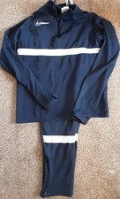 Nike Dri-FIT Trainingsanzug dunkelblau mit wei&szlig;en Streifen Gr&ouml;&szlig;e Large 147-158cm