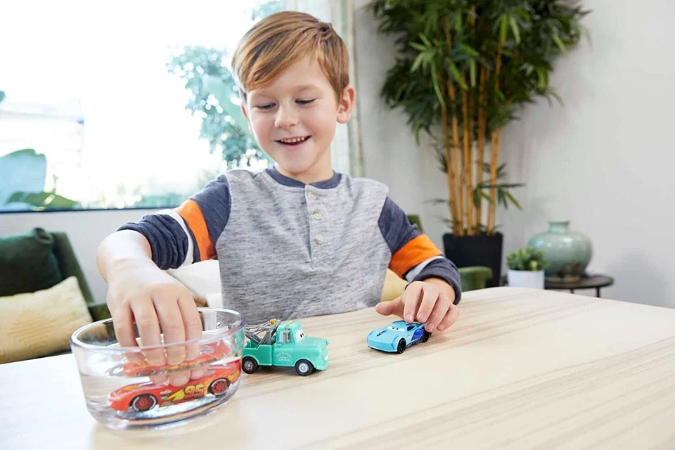 DISNEY PIXAR CARS SET 3 AUTO SAETTA MCQUEEN MATER E BOBBY SWIFT CAMBIA COLORE - Immagine 2 di 4