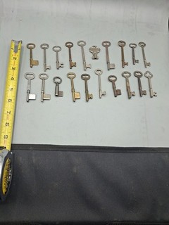 (20) Vintage Antique Skeleton Keys Jeweler Steampunk Crafts Rustic Decor Lot05