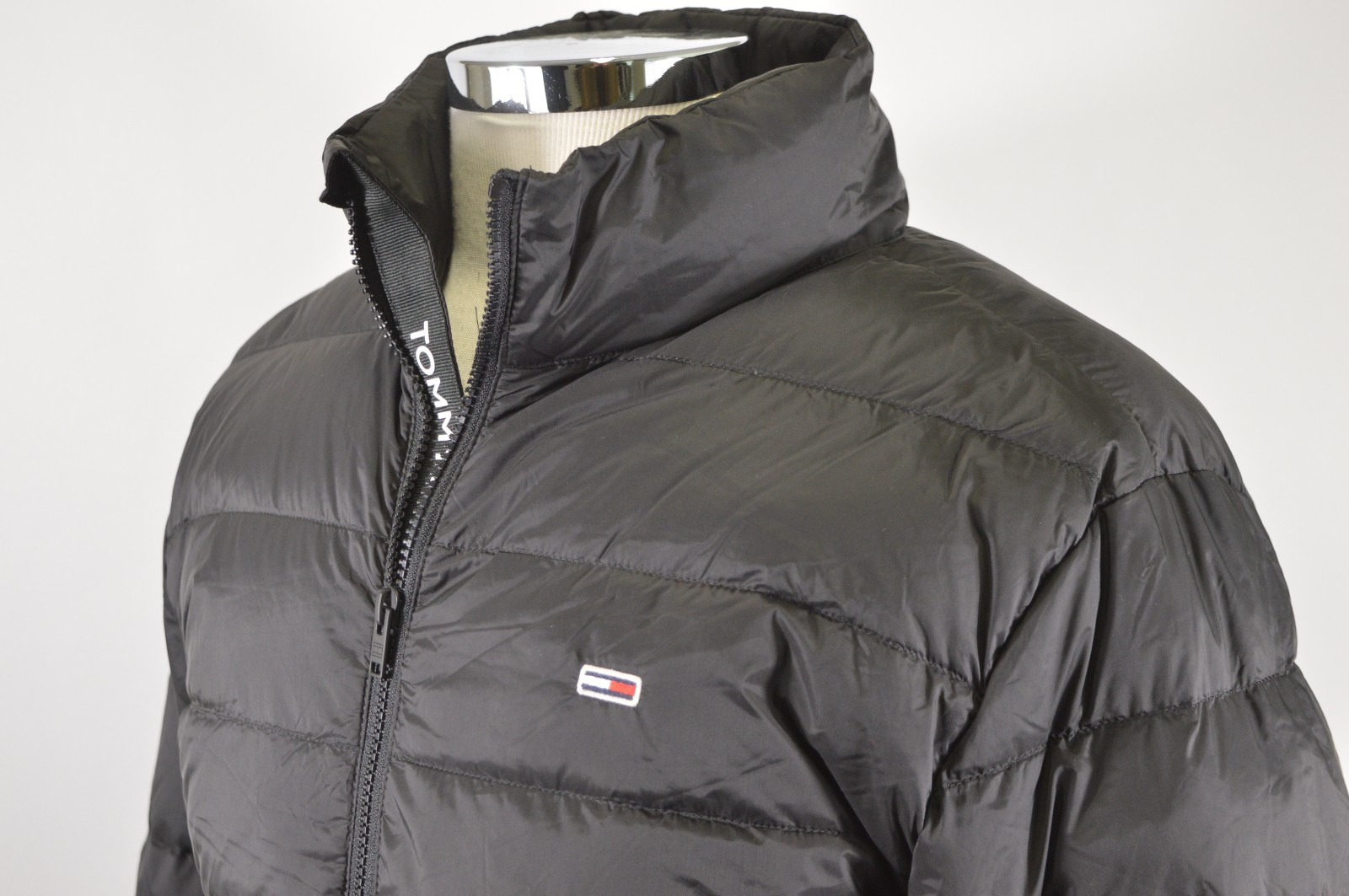 Men's Tommy Hilfiger Black LT Down Jacket Medium RRP £199 image 3