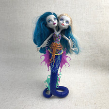 Monster High Doll Peri & Pearl Great Scarrier Reef  Glowsom Goulfish VGC