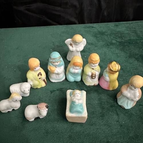 Vintage, 11 piece porcelain Mini Christmas Nativity Set - Picture 2 of 8