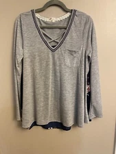 Jolt Women’s L Top Gray Front Navy Floral Blouse Back Embroidered Trim Long Line