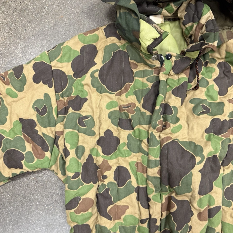 Mono de Caza De Colección Pato Camuflaje Piel de Rana Aislado con Capucha Hombre’s Grande 60s 70s Foto 4 de 4