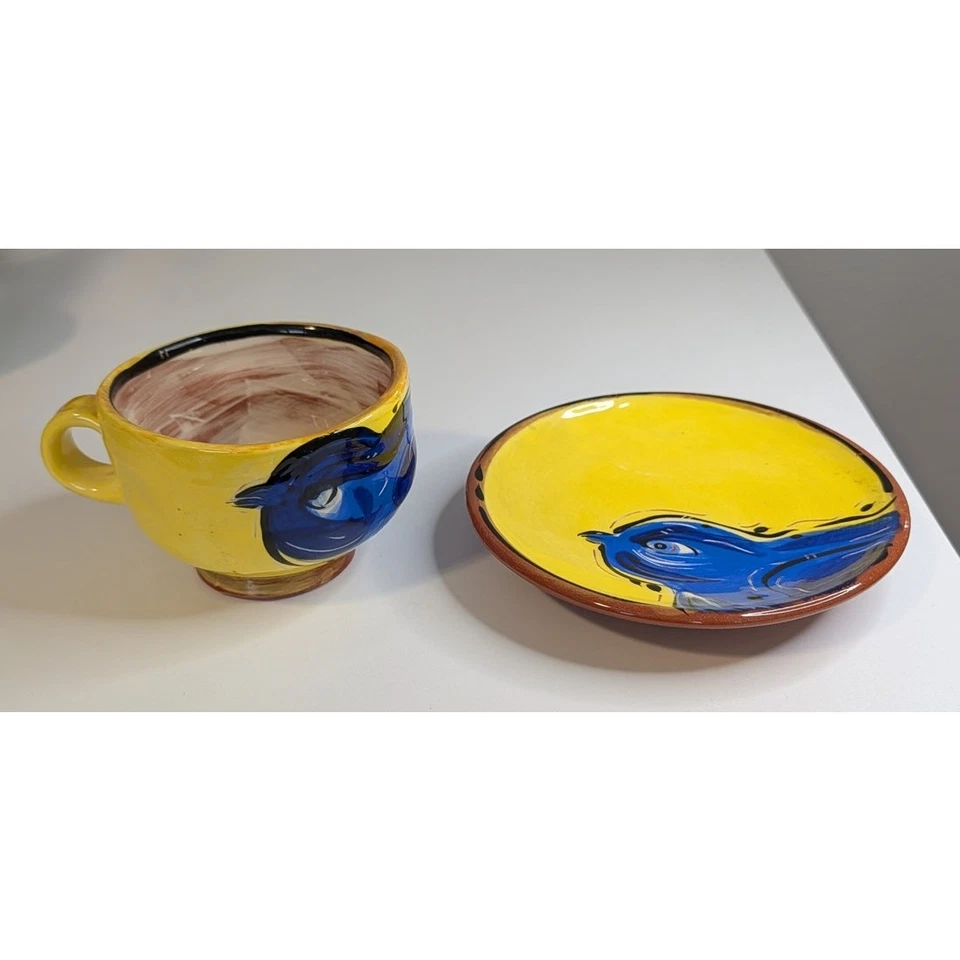 Par de tazas y platillos de cerámica pintados a mano amarillos con pájaro azul uno sin mango Foto 3 de 4