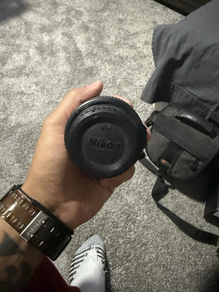 Cámara Nikon DSLR con lente zoom y bolsa para cámara Foto 4 de 4