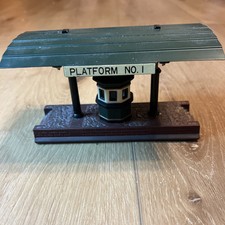 Department 56 Heritage Christmas Village Victoria Station Train Platform 5575-1