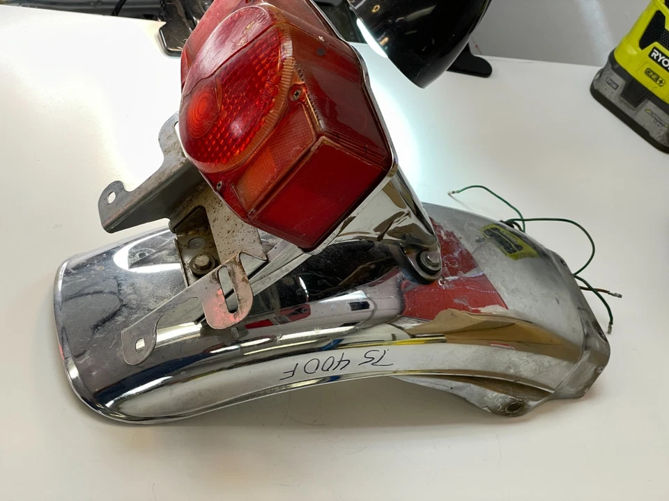 Luz trasera y guardabarros Honda CB400F 1975 Foto 4 de 4