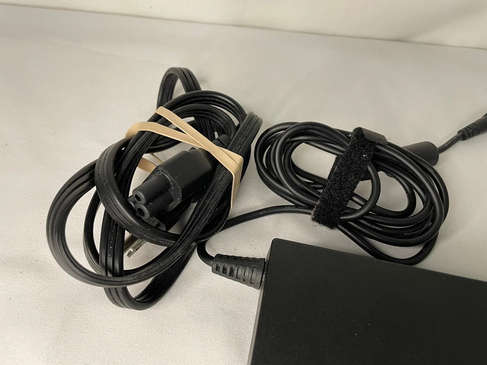 Targus Universal 90W Laptop AC Adapter Power Supply Notebook NO TIPS Replacement - Image 3 of 4