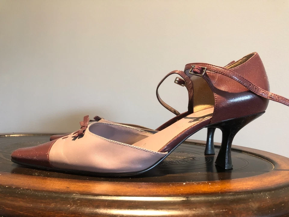 Vintage woman's cream and brown color shoes. Brand Bandolino, size 8.5 - Image 4 of 4