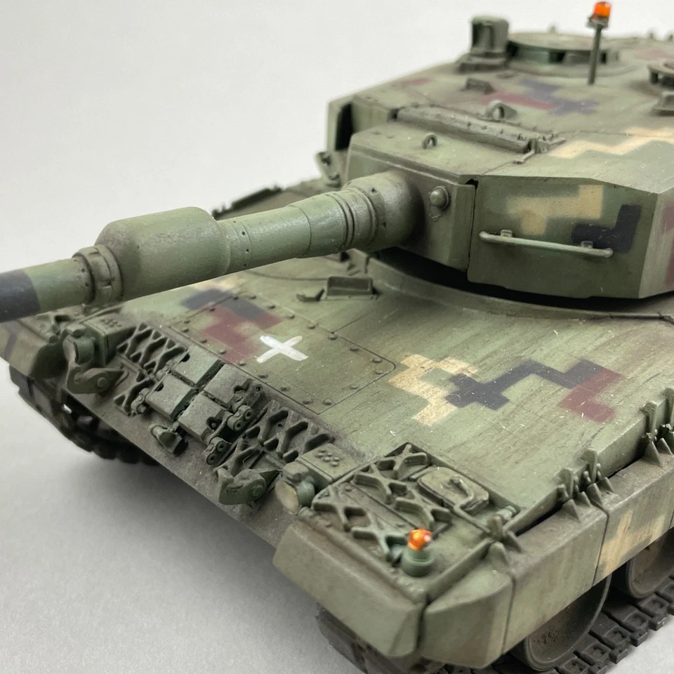 Built 1/35 Scale Ukrainian Tank Leopard 2A4 Revell, Hand painted Tank Model - Image 3 of 4