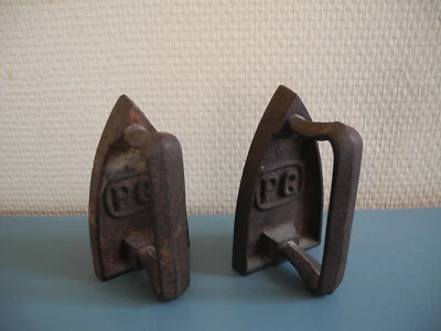 anciens fers à repasser miniatures PG dentellières antique irons lace-maker tool - Photo 1/4