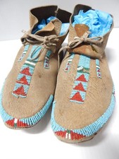 ANTIQUE c1890s PIKUNI BLACKFEET INDIAN BEADED BRAIN TANNED MOCCASINS SINEW BDED