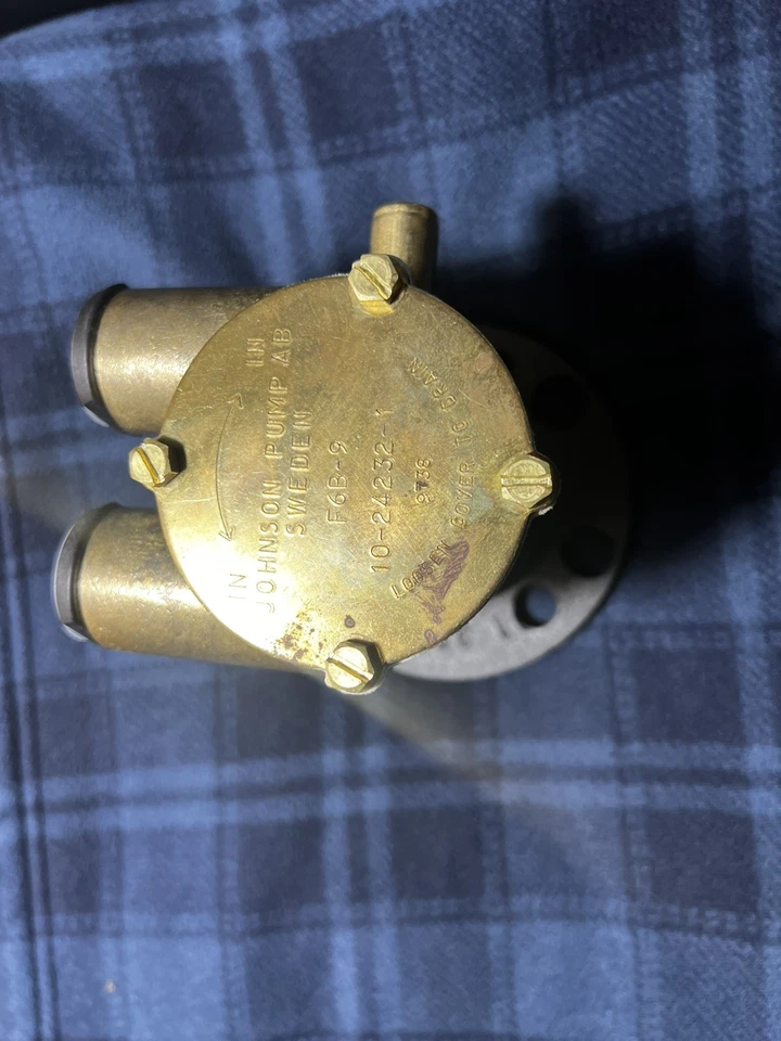 Bomba de agua de montaje en eje de manivela Johnson F6B-9 (10-24232-1)  Foto 2 de 4
