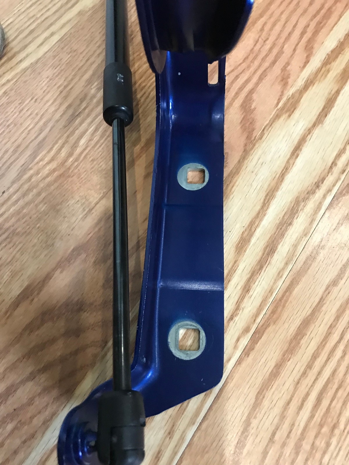 ✝️MASERATI GHIBLI QUATTROPORTE LEVANTE HOOD HINGE SUPPORT BRACKET 670001872 OEM