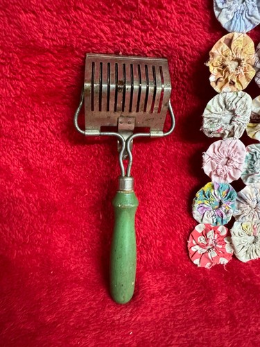 Vtg ACME Pasta Noodle Cutter Slicer with Green Wooden Handle - Picture 4 of 4