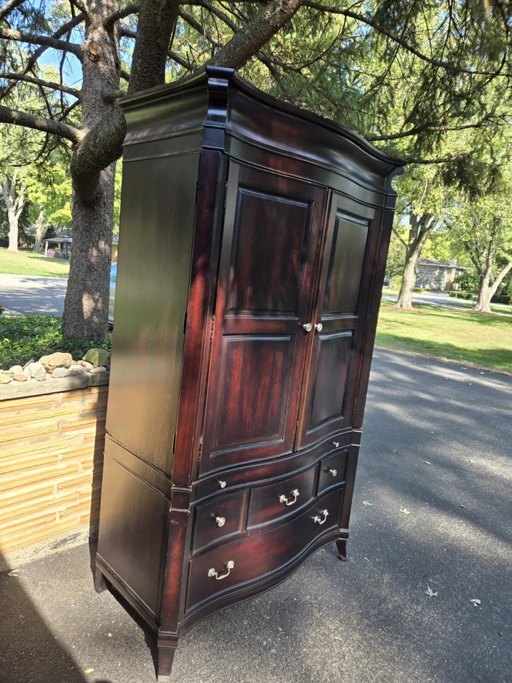 Juego de dormitorio Magnussen Home Furniture Joplin, armario, tocador, espejo Foto 3 de 4