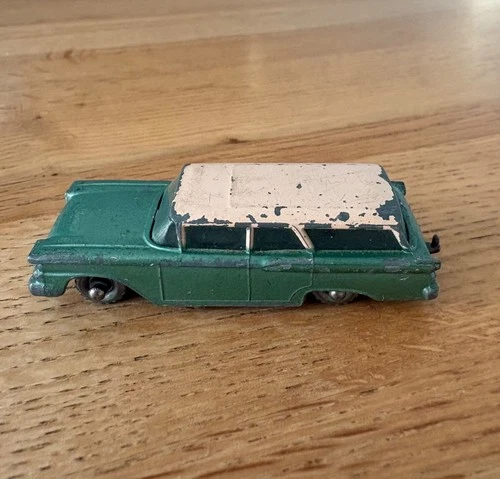 VINTAGE MATCHBOX CARS  -  AMERICAN FORD STATION WAGON  -  GREEN/PINK  - No 31