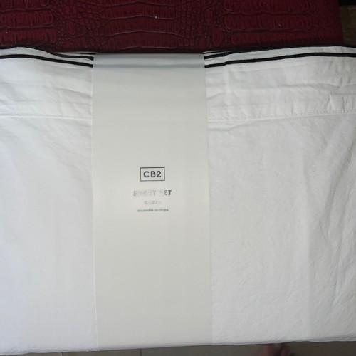 CB2 Queen Sheets Overlock blanc avec coton garniture noire nouvelle caisse et tonneau - Photo 1 sur 4