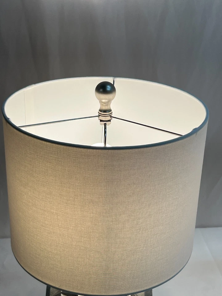 Бумажный складной резиновый настольный фонарь Fangio Lighting 19,5 дюйма в серебряной фольге 2 шт. - Изображение 4 из 4