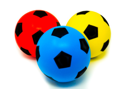 E-Deals 10er Pack 17,5 cm Weichschaum Fußball - 3 blau, 4 rot und 3 gelbl