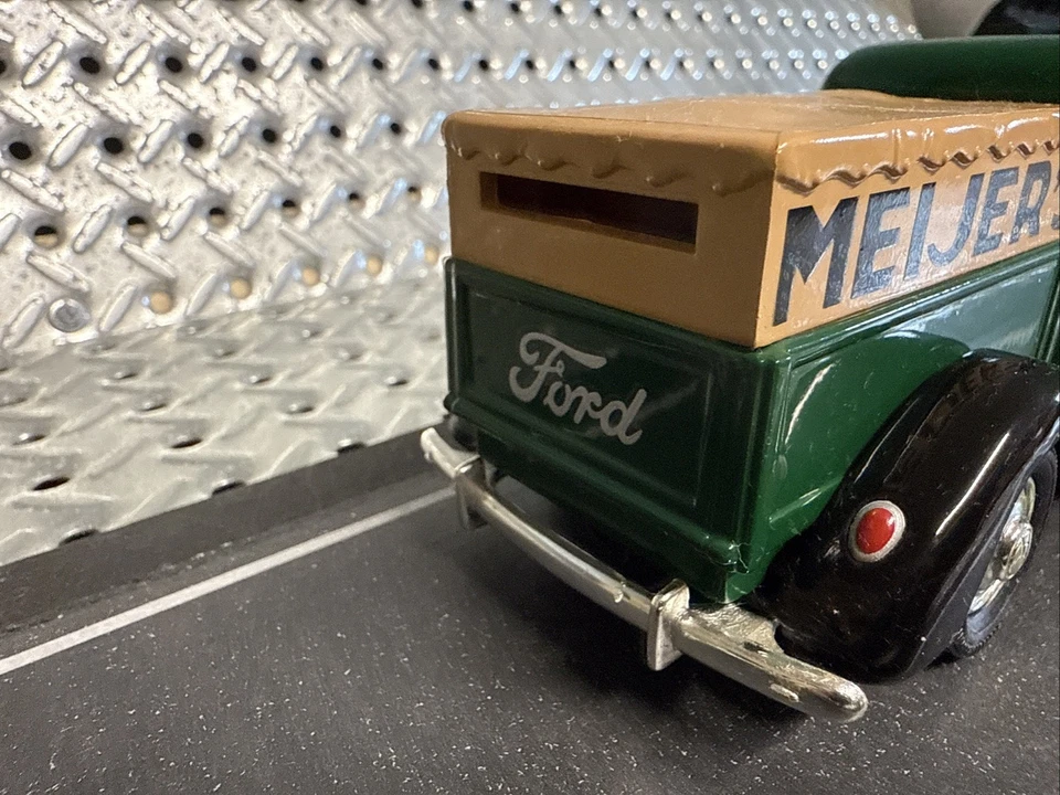 Liberty 1940 Ford Pickup Hemmings Motor News Die-Cast escala 1/25 banco de monedas y llave Foto 3 de 4