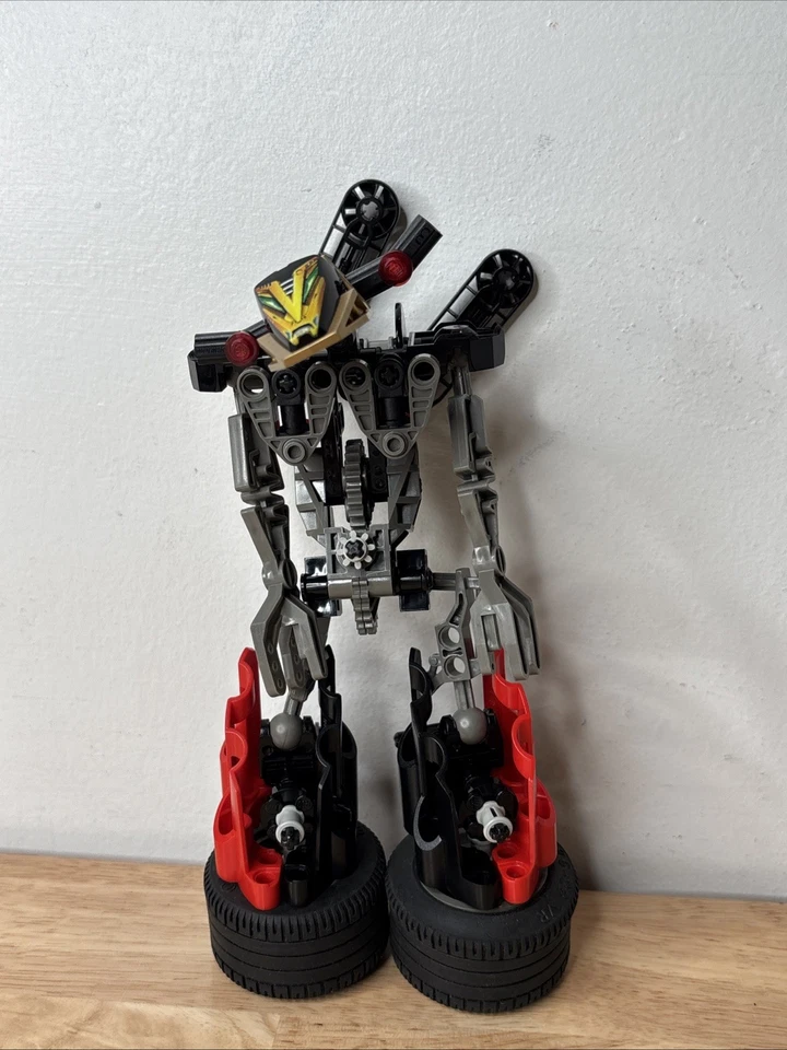 LEGO TECHNIC ThrowBots Slizer : Millennium (8520) Complete W Manual - Image 2 of 4