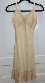 Sexy 60s VTG Ivory Lace Lingerie Full Slip Dress Pleated Ruffle Flounce Hem XS